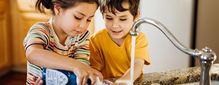 kids washing dishes