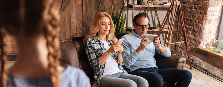 parents using smartphones